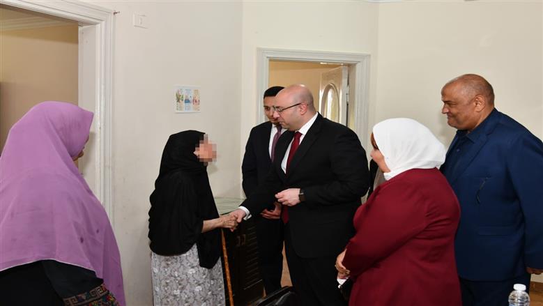 محافظ الفيوم يشارك المسنين احتفالهم بعيد الأضحى المبارك 