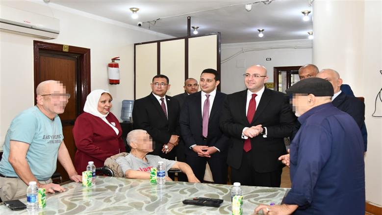 محافظ الفيوم يشارك المسنين بجمعية أبو بكر الصديق احتفالهم بعيد الأضحى المبارك 