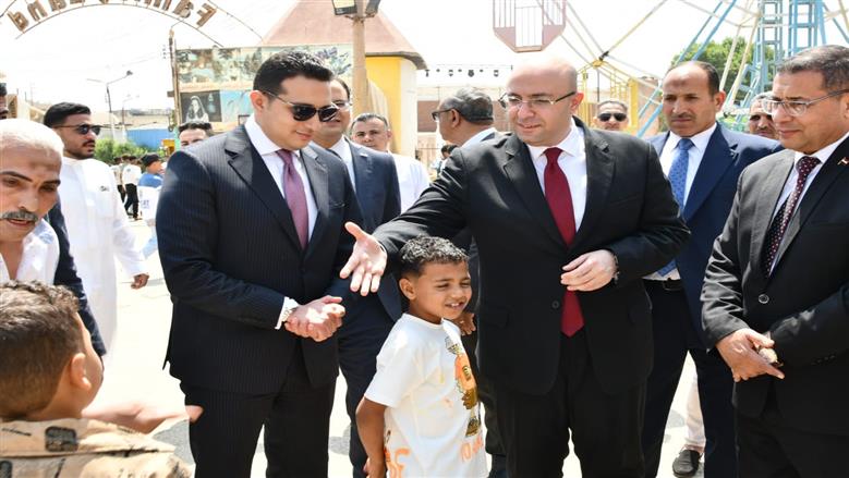 محافظ الفيوم يشارك المواطنين فرحة عيد الأضحى ويوزع الهدايا على الأطفال بالحديقة الدولية