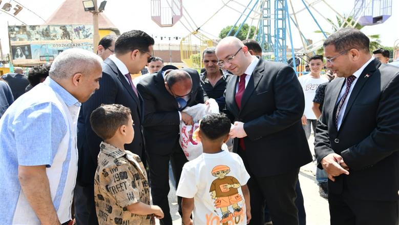 محافظ الفيوم يوزع الهدايا على الأطفال بمناسبة عيد الأضحى المبارك