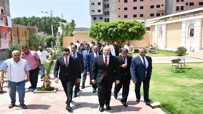 محافظ الفيوم يشارك المواطنين فرحة عيد الأضحى ويوزع الهدايا على الأطفال بالحديقة الدولية