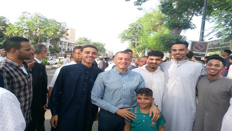 محافظ أسوان يلتقط الصور التذكارية مع الأطفال خلال الاحتفالات بعيد الأضحى