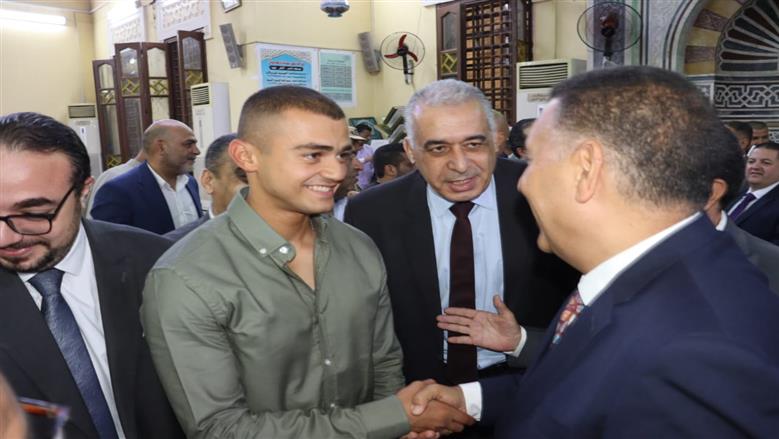 محافظ القليوبية يؤدي صلاة عيد الأضحى المبارك بمسجد ناصر بمدينة بنها وسط حشود المواطنين
