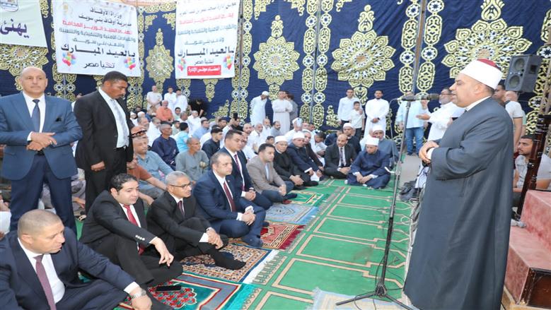 محافظ بني سويف يؤدي صلاة عيد الأضحى بساحة عمر بن عبد العزيز