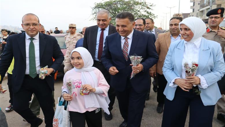 عقب أداء صلاة عيد الأضحى.. محافظ القليوبية يشارك المواطنين فرحتهم ويوزع الورود والهدايا على كورنيش النيل ببنها