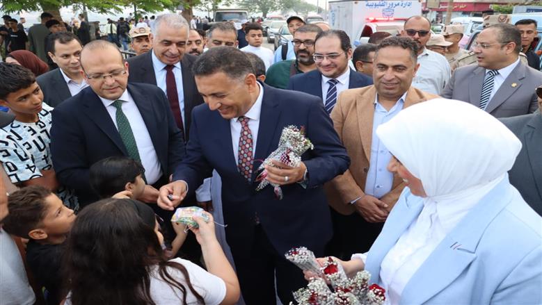 عقب أداء صلاة عيد الأضحى.. محافظ القليوبية يشارك المواطنين فرحتهم ويوزع الورود والهدايا على كورنيش النيل ببنها
