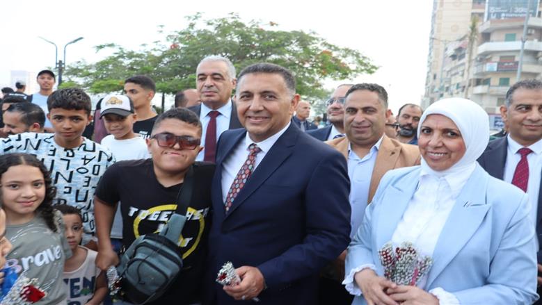 عقب أداء صلاة عيد الأضحى.. محافظ القليوبية يشارك المواطنين فرحتهم ويوزع الورود والهدايا على كورنيش النيل ببنها