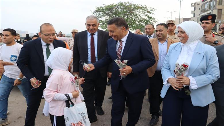 عقب أداء صلاة عيد الأضحى.. محافظ القليوبية يشارك المواطنين فرحتهم ويوزع الورود والهدايا على كورنيش النيل ببنها