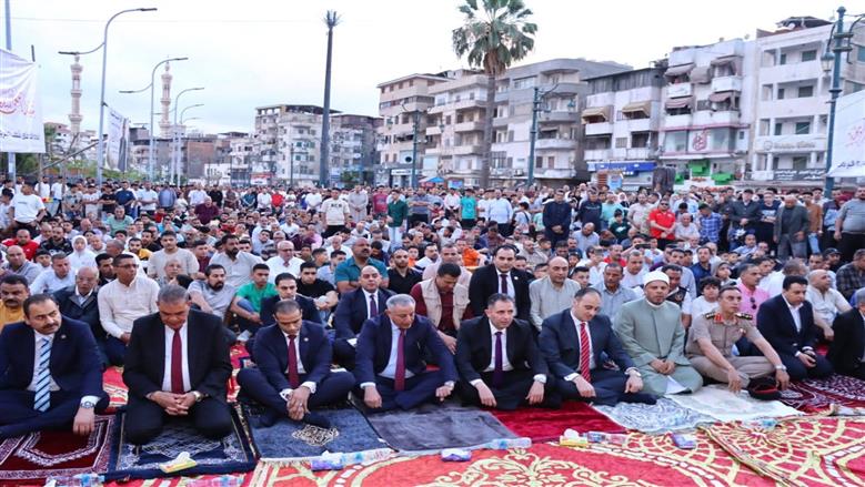 ساحة ميدان الساعة بدمياط تمتلئ بالمصلين في أول أيام عيد الأضحى بحضور المحافظ