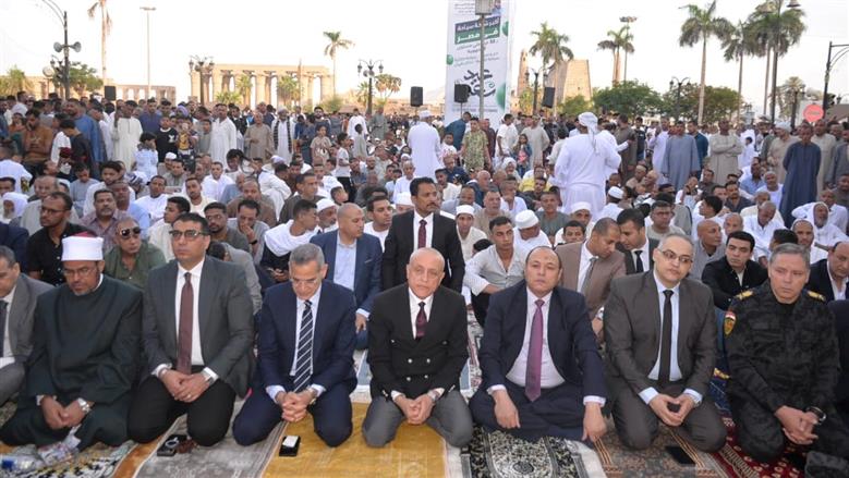 محافظ الأقصر يؤدي صلاة عيد الأضحى بساحة سيدي أبو الحجاج