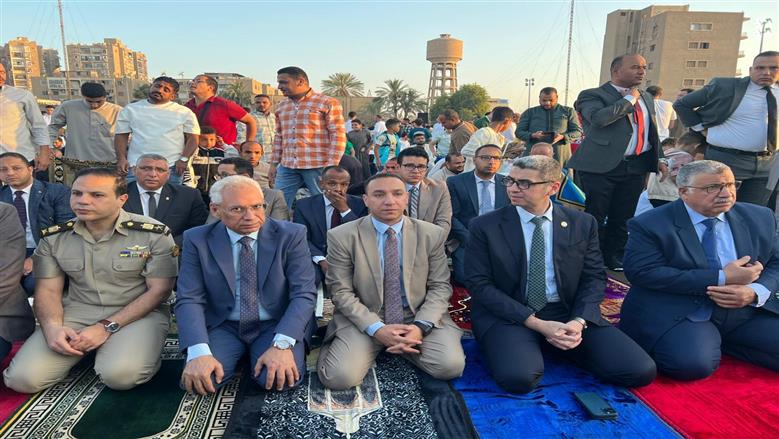 وسط أجواء مبهجة.. رئيس جامعة المنيا يشارك أهالي المحافظة صلاة العيد