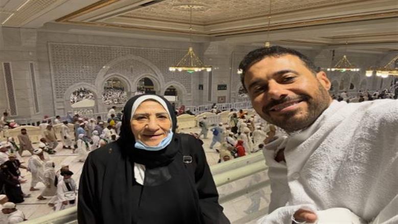 أحمد السعدني يؤدي مناسك الحج مع والدته لأول مرة «صور»