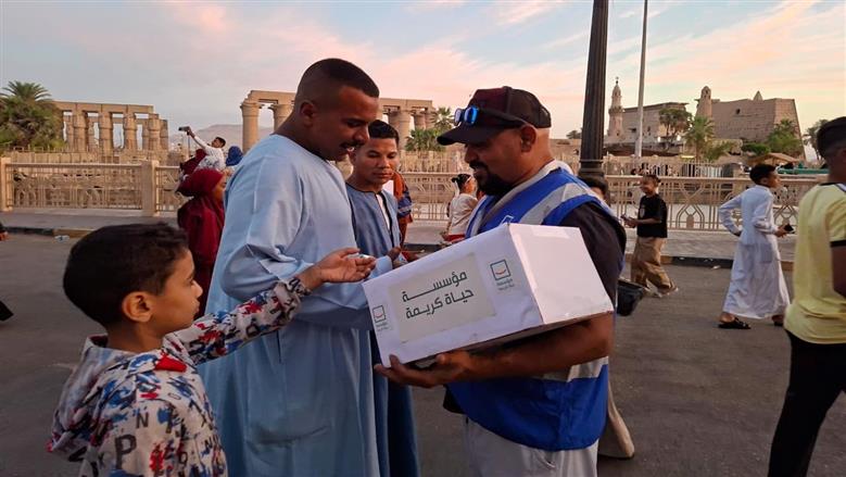 متطوعو مبادرة «حياة كريمة» شاركوا أهالي الأقصر أجواء الاحتفال بعيد الأضحى بساحة سيدي أبو الحجاج، وسط فعاليات ترفيهية وتوزيع هدايا للأطفال