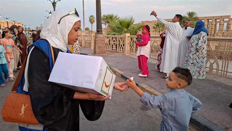 متطوعو حياة كريمة يشاركون فرحة عيد الأضحى مع أهالي الأقصر بساحة سيدي أبو الحجاج ملخص متطوعو مبادرة «حياة كريمة» شاركوا أهالي الأقصر أجواء الاحتفال بعيد الأضحى بساحة سيدي أبو الحجاج، وسط فعاليات ترفيهية وتوزيع هدايا للأطفال. الأجواء شهدت تفاعلا كبيرا من الأسر والأطفال في واحدة من أبرز ساحات الاحتفال بالعيد في الأقصر. شهدت ساحة سيدي أبو الحجاج بمدينة الأقصر، صباح اليوم، أجواء احتفالية مميزة تزامنا مع احتفالات عيد الأضحى المبارك، حيث حرص متطوعو مبادرة حياة كريمة على مشاركة الأهالي فرحة العيد من خلال تنظيم عدد من الفعاليات الترفيهية وتوزيع الهدايا على الأطفال وسط حالة من البهجة والسعادة. وشهدت الساحة توافد المئات من الأسر والأطفال عقب أداء صلاة العيد، للمشاركة في الفعاليات التي تضمنت فقرات ترفيهية ورسم البسمة على وجوه الأطفال، في أجواء عكست روح المحبة والتكاتف بين الجميع. أجواء احتفالية مبهجة للأطفال والأسر وأكد عدد من المتطوعين أن المشاركة تأتي في إطار حرص المبادرة على التواجد وسط المواطنين في المناسبات المختلفة، وإدخال الفرحة على الأطفال والأسر خلال أيام العيد. وقال أحد المتطوعين: