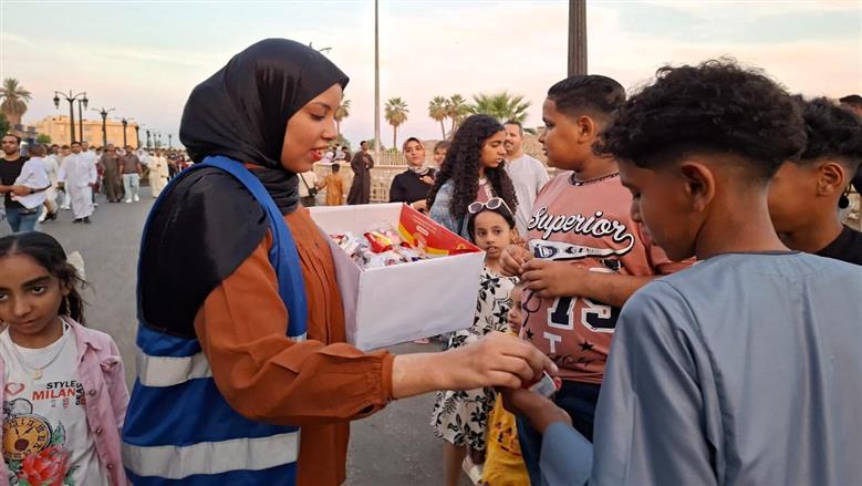 متطوعو مبادرة «حياة كريمة» شاركوا أهالي الأقصر أجواء الاحتفال بعيد الأضحى بساحة سيدي أبو الحجاج، وسط فعاليات ترفيهية وتوزيع هدايا للأطفال