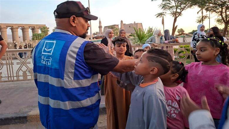 متطوعو مبادرة «حياة كريمة» شاركوا أهالي الأقصر أجواء الاحتفال بعيد الأضحى بساحة سيدي أبو الحجاج، وسط فعاليات ترفيهية وتوزيع هدايا للأطفال