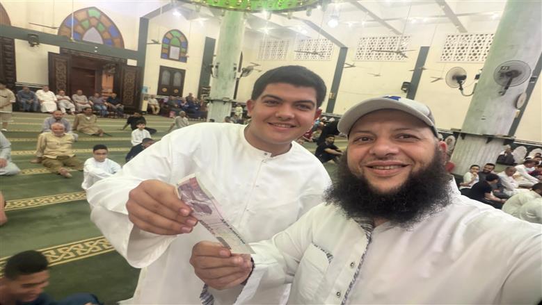وسط أجواء احتفالية.. أهالي مدينة بيلا بكفر الشيخ يوزعون «العيديات» على الأطفال في صلاة العيد