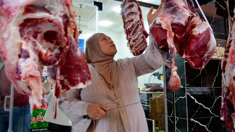 «نعمة» تقتحم عالم الرجال وتختار الجزارة: «أقوى من الساطور»