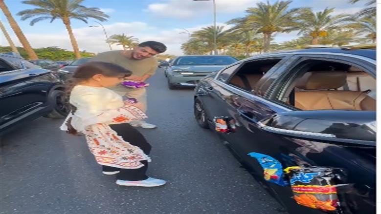 «في حب مصر».. شاب سوري يطوف شوارع القاهرة لتوزيع هدايا العيد على الأطفال (فيديو)