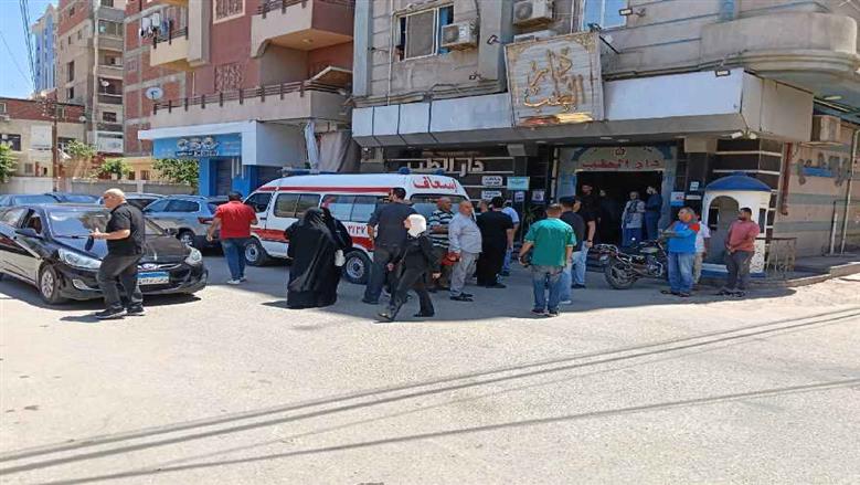 استعدادا لصلاة الجنازة.. خروج جثمان والدة أحمد حلمي من المستشفى إلى مسجد ناصر ببنها