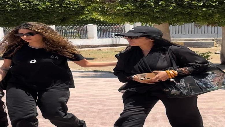 مشهد مؤثر .. منى زكي تساند زوجها أحمد حلمي في جنازة والدته (صور)