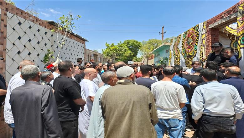 حزن ودموع في لحظات الوداع...تشييع جنازة والدة أحمد حلمي في بنها