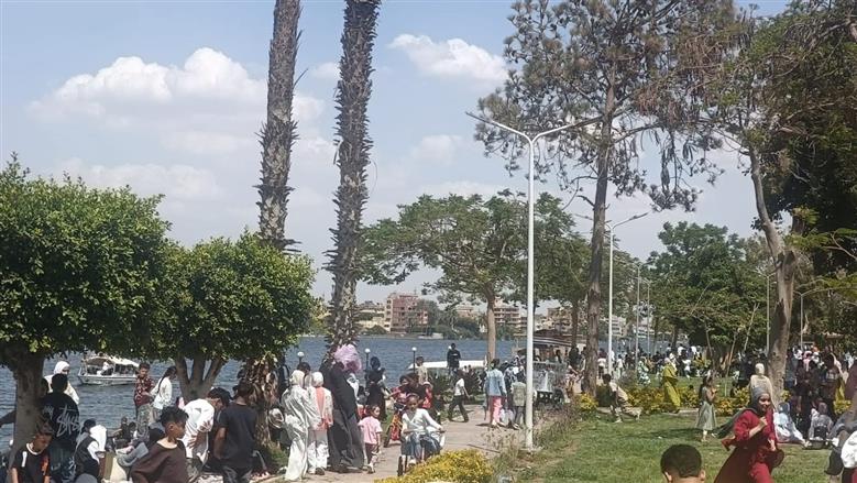 القناطر الخيرية تستقبل 400 رحلة نيلية من القاهرة والجيزة والمحافظات ازالة 15حالة تعدي علي الاراضي الزراعية ببنها وطوخ وشبين القناطر وكفر شكر حسن صالح شهدت مدينة القناطر الخيرية اقبالا كبيرا من المواطنين في ثالث ايام عيد الأضحى المبارك وخاصة من الشباب والعائلات والأسر البسيطة خاصة قبل مارثون امتحانات الثانويةالعامة والدبلومات ، حيث استقبلت الحدائق العامة آلاف الزائرين من المدن والقرى المجاورة للقناطر بمحافظات الجيزة والقليوبية والمنوفية، الذين افترشوا المسطحات الخضراء الشاسعة واستمتعوا بكل نسمات الجمال .. وكان نصيب الاسد للرحلات النيلية القادمة من مراسي القاهرة والجيزة، حيث حضر الشباب في رحلات جماعية وطافوا الشوارع وسط الاشجار واستمتعوا بركوب الخيل والدراجات البخارية. اكد اللواء عبد العظيم سعيد رئيس مدينة القناطر، إنّه لم يحدث ما يعكر صفو المواطنين، و أنّ المدينة استقبلت خلال العيد أكثر من 400 رحلة نيلية للمراكب الكبيرة والصغيرة واللنشات من مراسي القاهرة والجيزة، حيث استمتع المواطنون والشباب بالنيل والتنقل بين الكباري الاثرية. وكشفت مديرية الصحة بالقليوبية أن غرف عمليات الصح