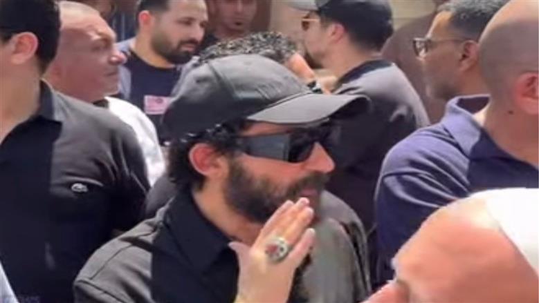 أحمد حلمي: تلقيت عزاء والدتي في المقابر ولا يوجد عزاء آخر