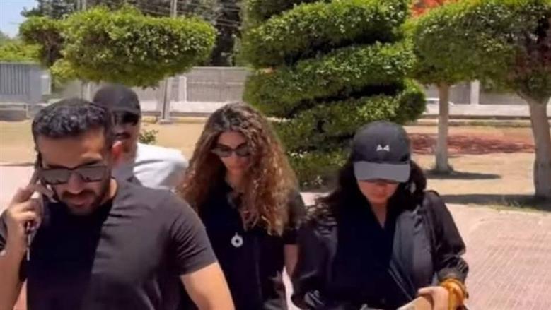 أحمد حلمي يؤم المصلين في جنازة والدته ببنها