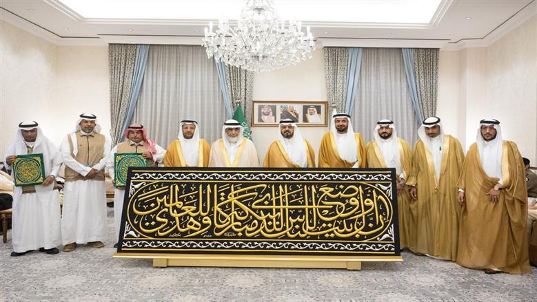 تمهيدا لاستبداله بالكسوة الجديدة.. تسليم ثوب الكعبة المشرفة إلى سدنة بيت الله الحرام  