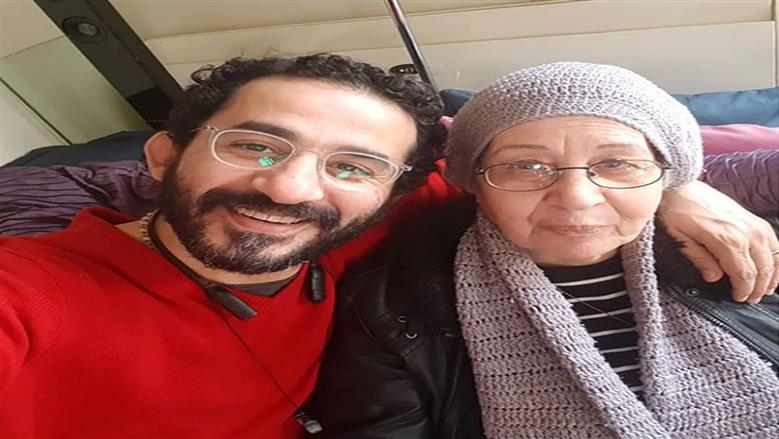 برسائل مؤثرة.. نجوم الفن يساندون أحمد حلمي بعد وفاة والدته 