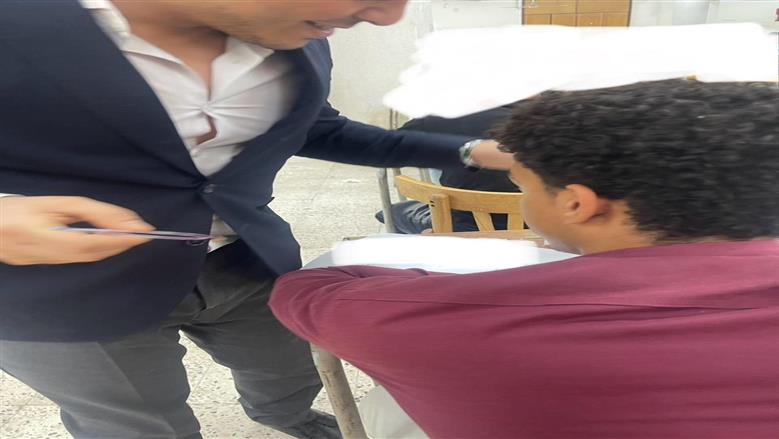 سماعة داخل أذنه.. ضبط طالب متلبسًا بالغش في لجنة امتحانات بـ«حقوق أسيوط» (صور)