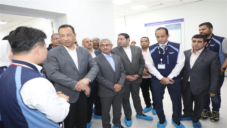 محافظ بني سويف يستقبل وزير الاتصالات داخل مجمع «سامسونج» بكوم أبو راضي
