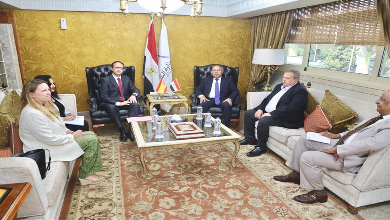 وزير النقل يبحث مع السفير الإسباني بالقاهرة سبل تعزيز التعاون الثنائي