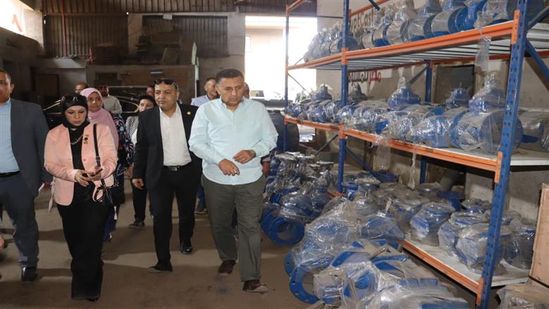 محافظ القليوبية يتابع سير العمل بعدد من المصانع بمنطقة العكرشة بالخانكة ويؤكد تذليل العقبات أمام المستثمرين