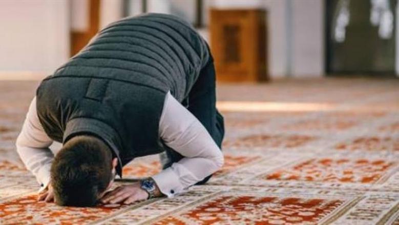 ما حكم تأخير الصلاة بسبب الدراسة أو العمل؟.. أمين الفتوى يجيب