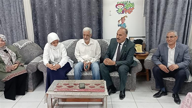 وكيل تعليم بني سويف يلتقي الطالبة ووالدها