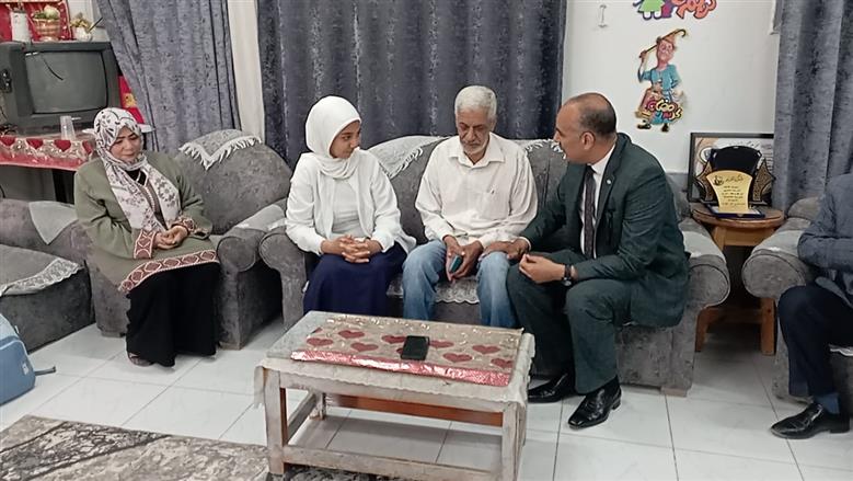 وكيل تعليم بني سويف يلتقي الطالبة ووالدها