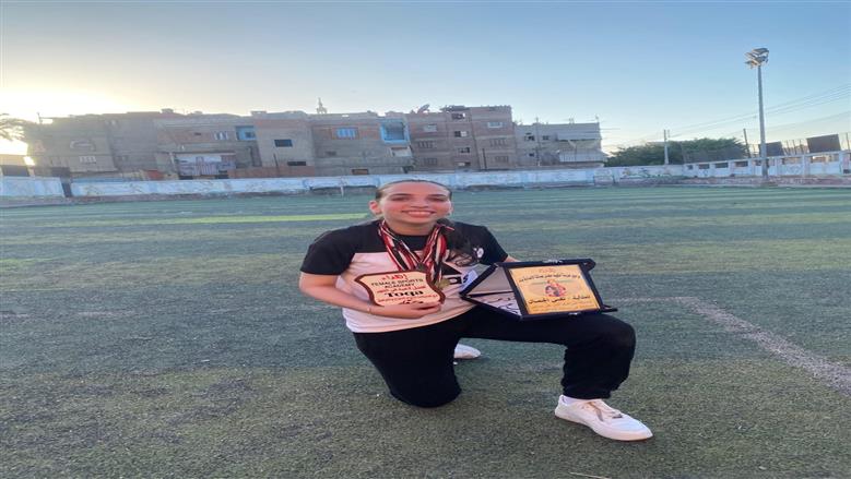 من فناء المدرسة إلى حلم الملاعب.. حكاية تقى بنت دمياط مع كرة القدم النسائية