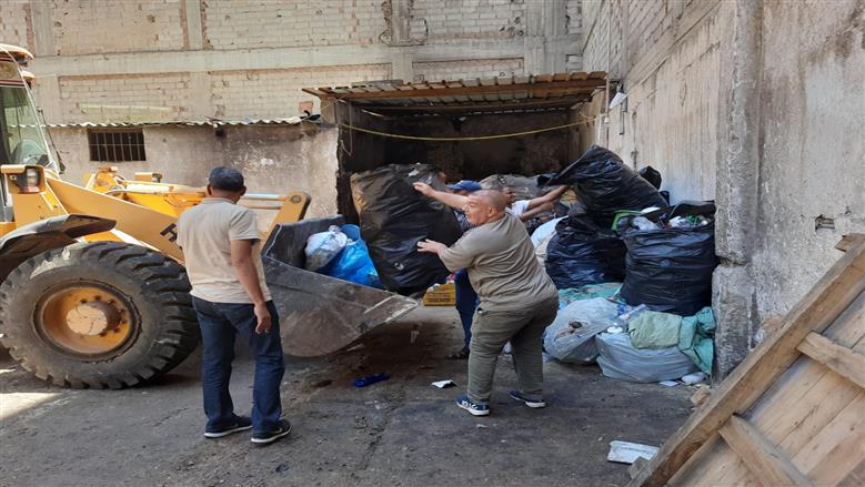 حملة مكبرة لإغلاق مخزن مخالف لتجميع مخلفات العظم بحي شرق الإسكندرية