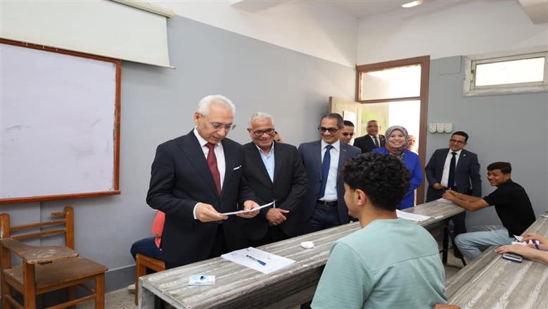 رئيس جامعة المنيا يشيد بالانضباط داخل اللجان: بيئة امتحانية مستقرة