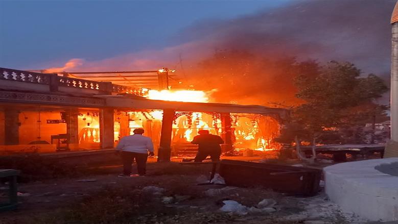 السيطرة على حريق كافتيريا بشاطئ بورسعيد.. والمحافظ يتابع جهود الإطفاء