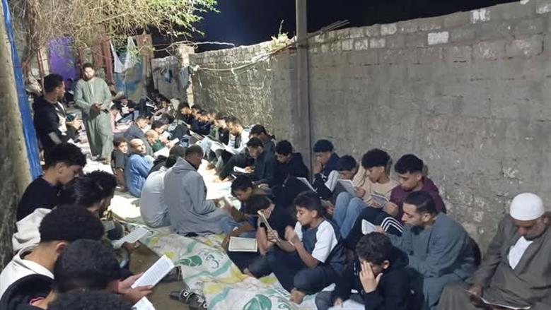 «ختمة قرآنية» أمام منزل طالب في الغربية.. 2500 شخص يفترشون الأرض وفاء لذكرى «عمر»