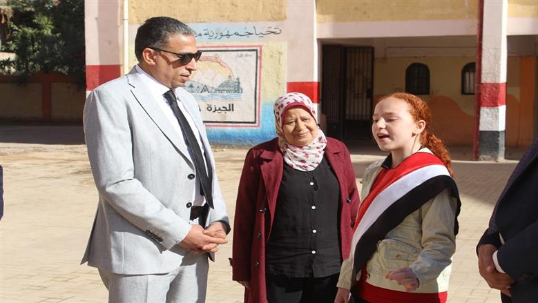 مدير «تعليم الجيزة» يتفقد مدارس أبو النمرس.. ويكرّم عامل خدمات لتفانيه في العمل