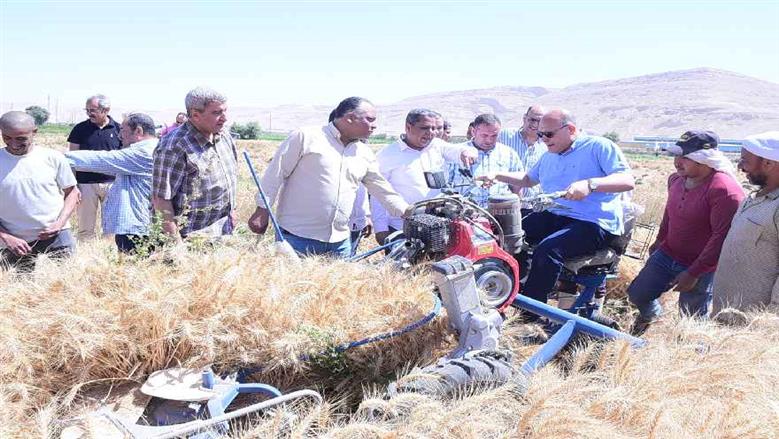 رئيس جامعة سوهاج يشارك المزارعين حصاد القمح ويتناول وجبة إفطار وسط الحقول