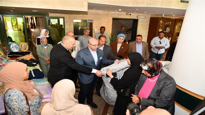 محافظ الفيوم ورئيس الجهاز التنفيذي لتعليم الكبار يتفقدان معرض الحرف اليدوية للمتحررات من الأمية
