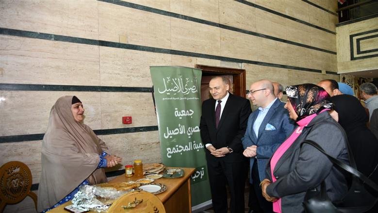 محافظ الفيوم ورئيس الجهاز التنفيذي لتعليم الكبار يتفقدان معرض الحرف اليدوية للمتحررات من الأمية