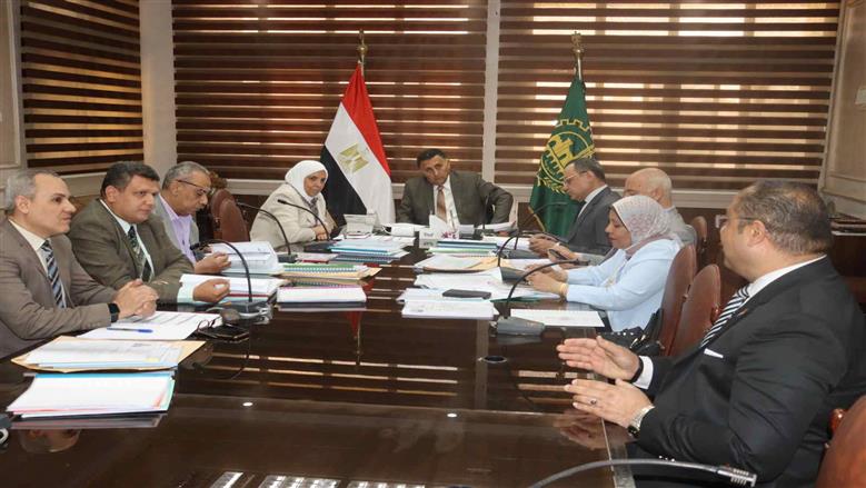 محافظ القليوبية يناقش مقترحات المتقدمين لوظائف قيادية في اجتماع لجنة القيادات