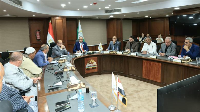 محافظ الجيزة يبحث سبل دعم مصانع الطوب في مركز الصف