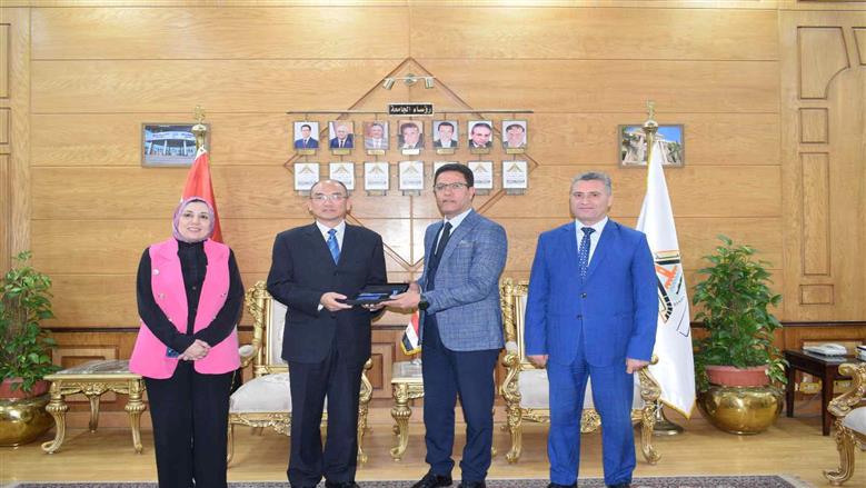 رئيس جامعة بنها يستقبل وفدا من جامعة وسط الصين الزراعية على هامش المؤتمر الخامس للعلوم التطبيقية